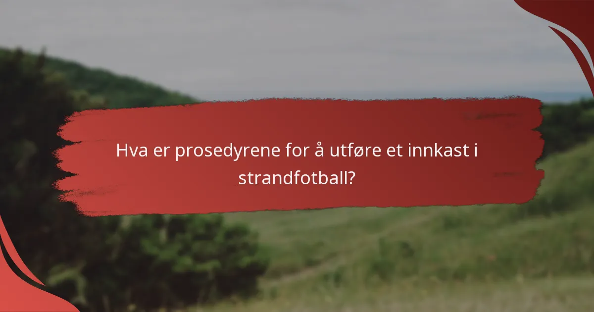 Hvordan sammenlignes reglene for innkast i strandfotball med tradisjonell fotball?