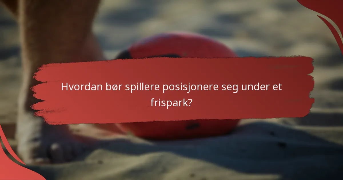 Hvordan sammenlignes reglene for frispark i strandfotball med tradisjonell fotball?